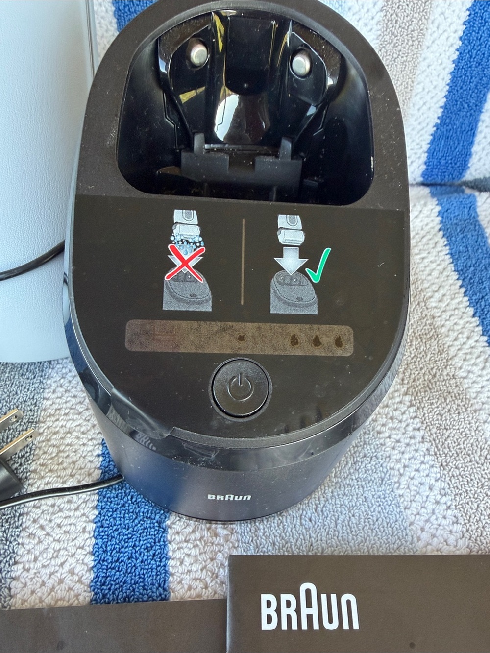 Braun Electric Shaver with Charging Dock - Black - Picture 7 of 8